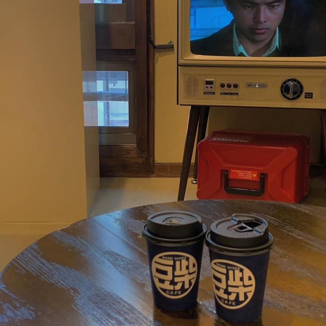 豆柴カフェ原宿　ブラウン管テレビ　ちゃぶ台