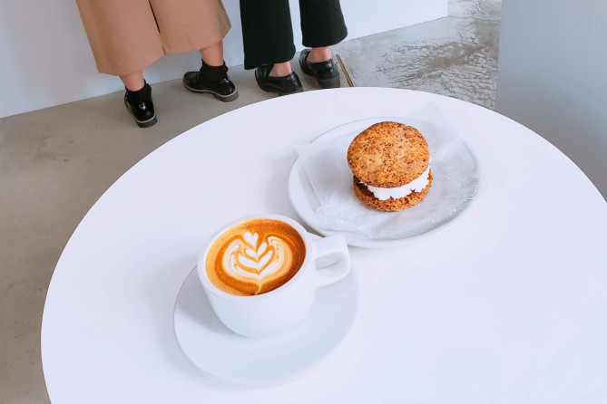 カフェラテとクッキーサンドアイス