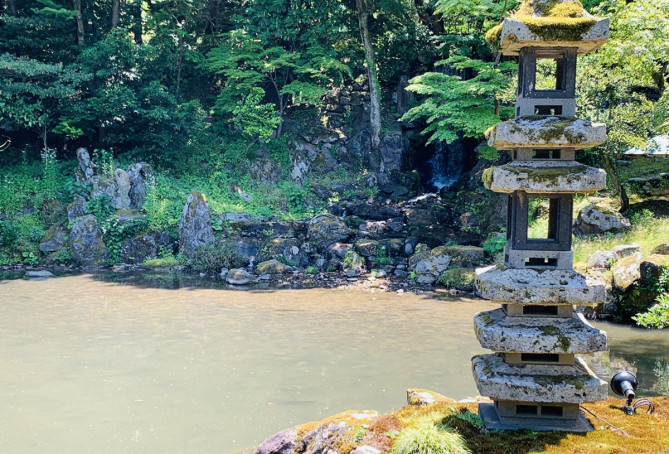 瓢池と海石塔