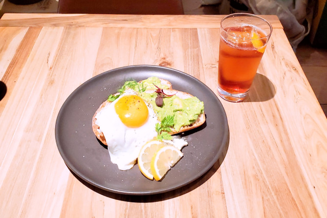 「コールドブリューカクテル」と「アボカドトースト」