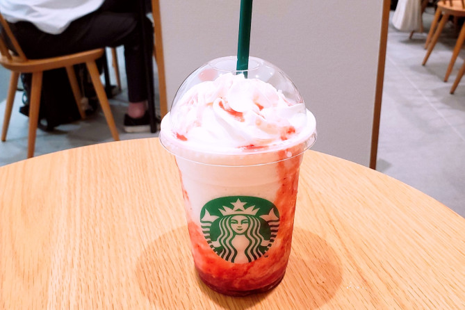 この夏全国のスターバックスでいただける「ミルクいちごフラペチーノ」