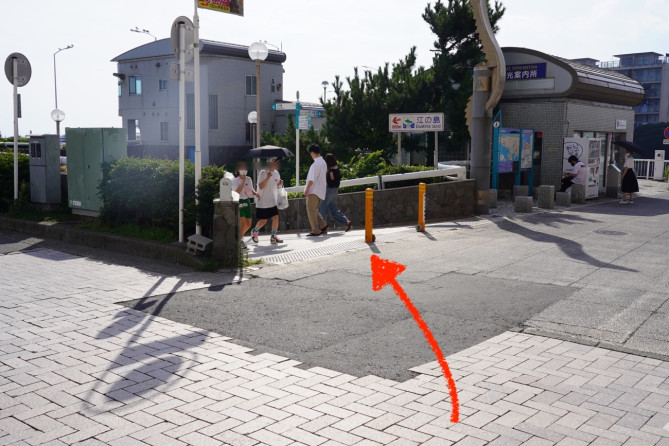 新江ノ島水族館(えのすい)へのアクセス:地下遊歩道に入る