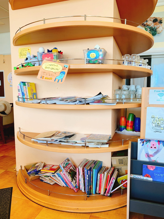 おもちゃや本のコーナー（スキップキッズ）