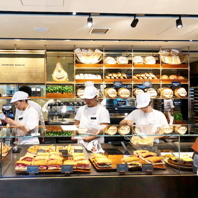 豊富なラインナップが並ぶショーケース