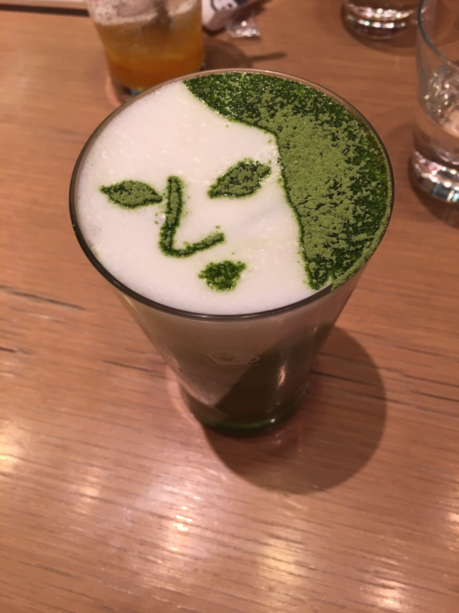 かわいいドリンクにホッと一息のつもりが…写真を撮るのに夢中に(笑)