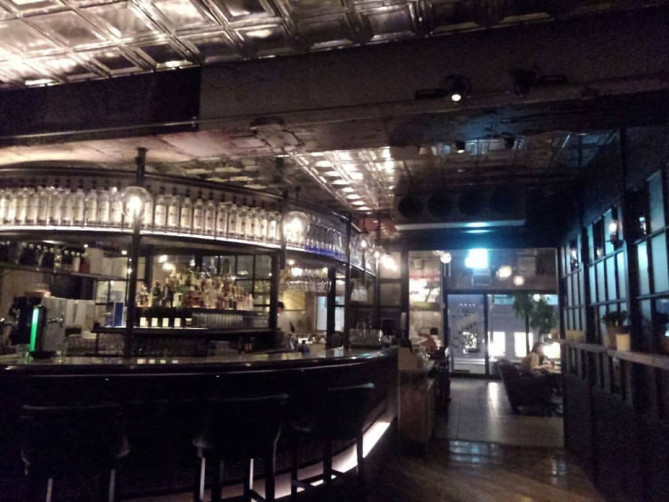 駅から5分、1番出口から直結のeplus LIVING ROOM CAFE & DINING