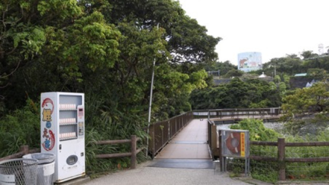鯉のえさ自動販売機/「沖縄こどもの国」