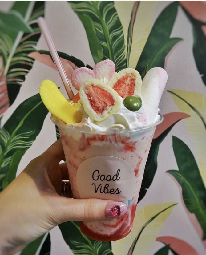 江の島店限定パフェシェイク　880円