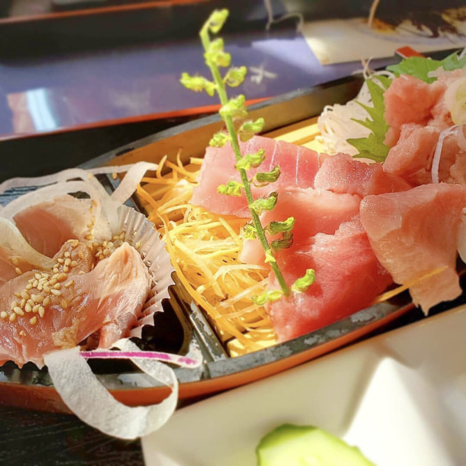 「濱田屋」のまぐろづくし舟盛り