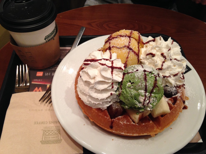 母と2人でこれでお腹いっぱいに！アイス２つ乗せです。