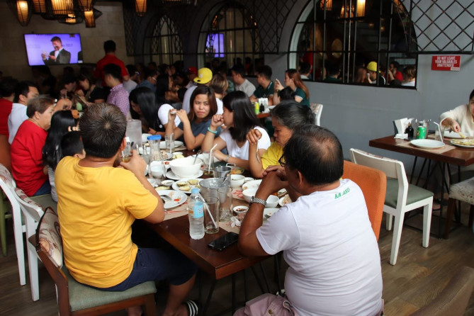 RICO’S LECHON（リコズレチョン）の店内