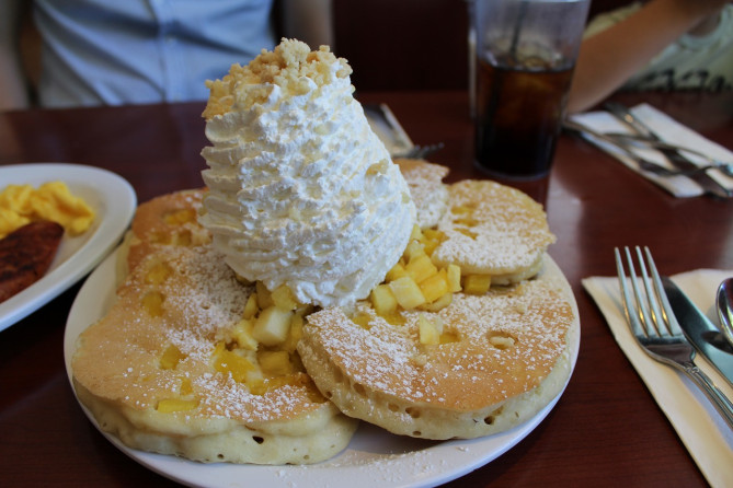名物の生クリームたっぷりパンケーキ（5枚）。トッピングはパイナップル