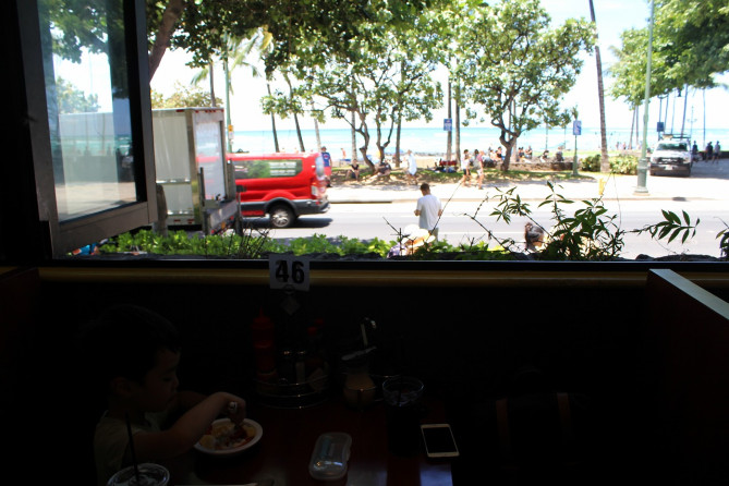 窓が大きく、冷房がなくても快適な店内