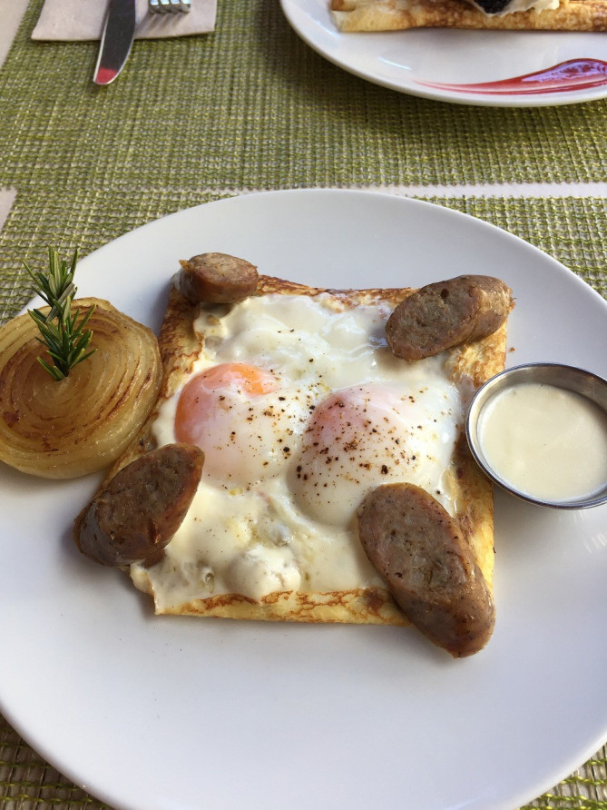 イタリアンソーセージと半熟卵のクレープ／アランチーノ・ディ・マーレ