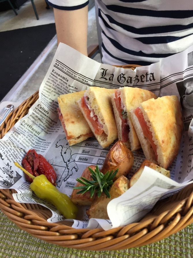 スモークサーモンとクリームチーズのイタリアンサンドイッチ／アランチーノ・ディ・マーレ