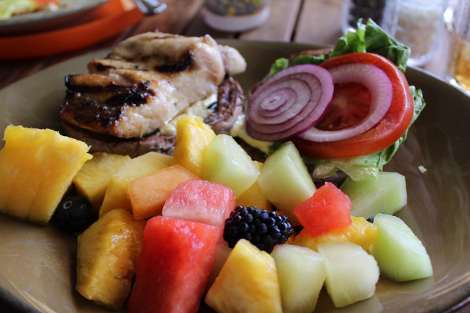 日替わりの魚を使ったフィッシュバーガー／ティキズ・グリル＆バー