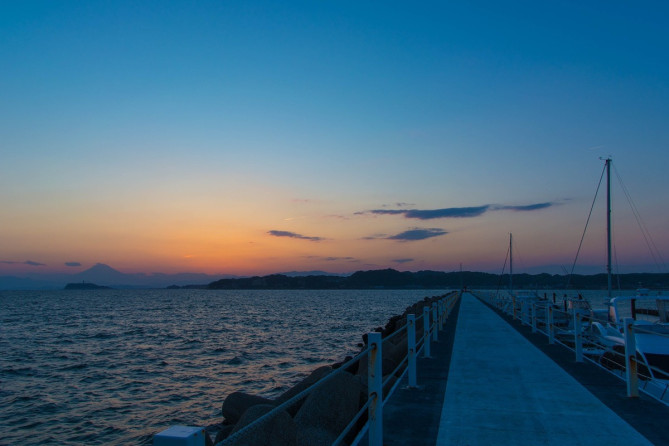 奥には江ノ島・富士山が見えます