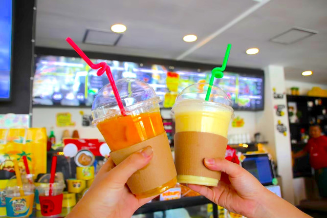 マンゴージュースとパインジュース