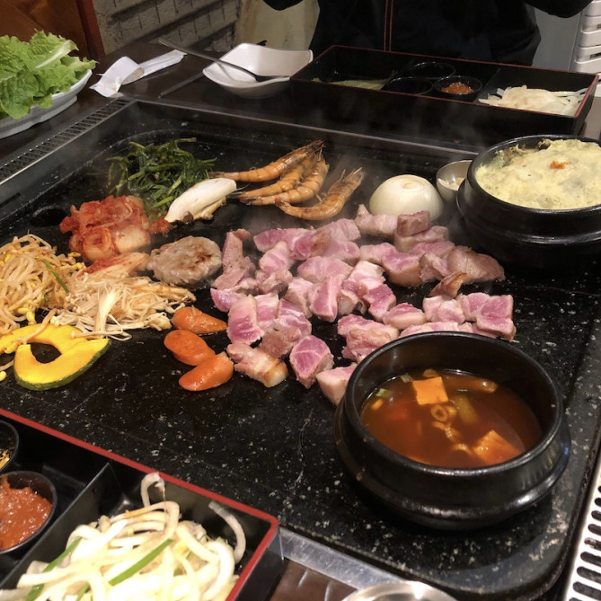 野菜もおかずも盛りだくさんのサムギョプサルセット