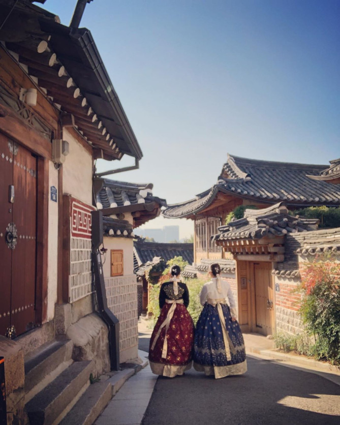 チマチョゴリと伝統家屋の雰囲気がマッチ