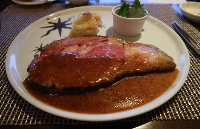 スカイラウンジ シリウスのボリューム満点ステーキ