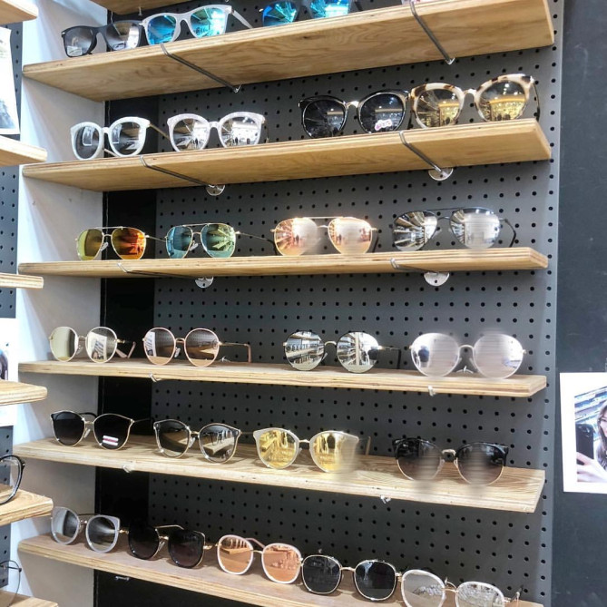 おしゃれなだけでなく目からの紫外線を守ってくれるサングラス