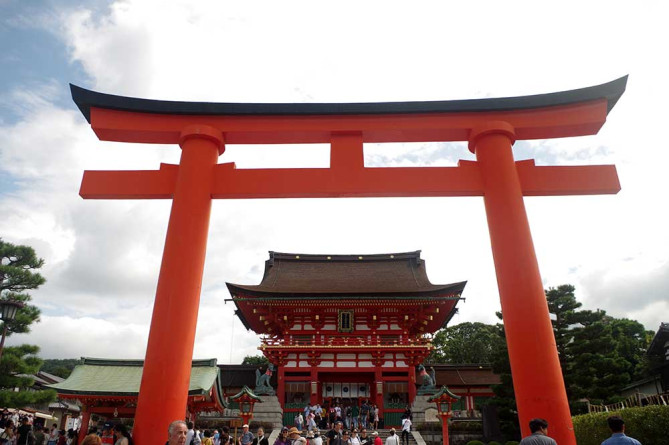 赤い鳥居が印象的な伏見稲荷大社