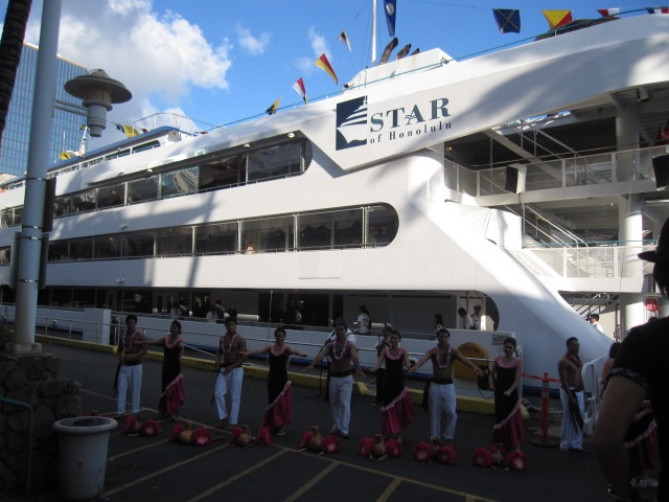 フラダンスで出迎えてくれるスターオブホノルル