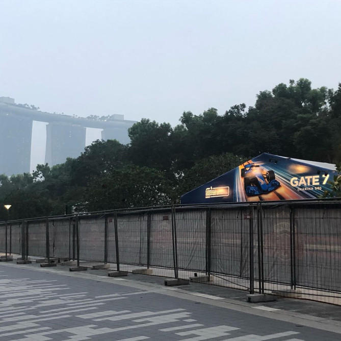 ヘイズでかすむマリーナベイサンズ