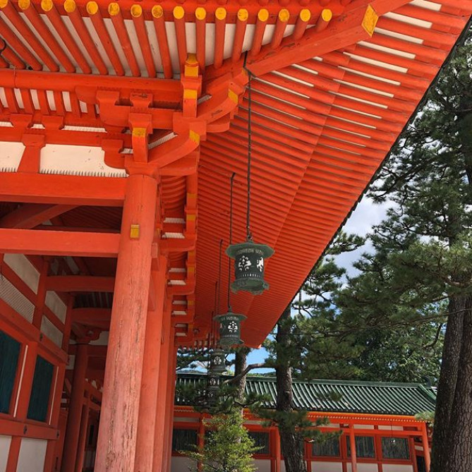 平安神宮の社殿はキレイで大きな建物ばかり