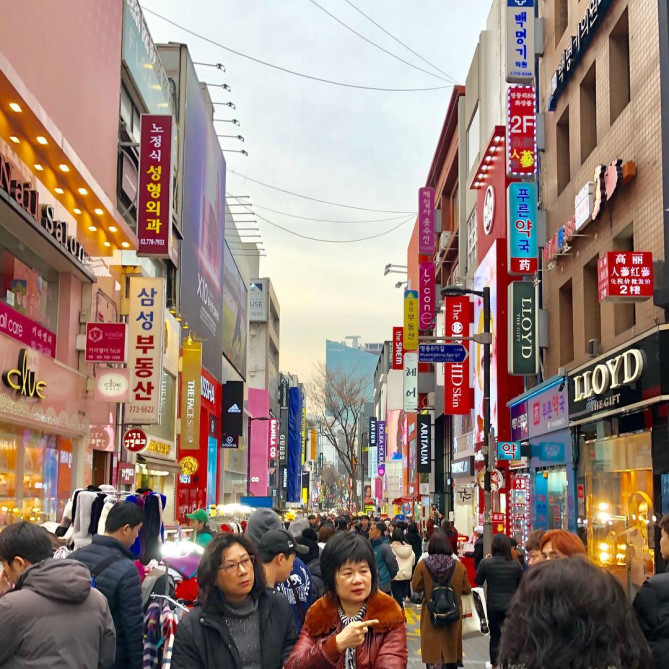 いつもにぎやかな明洞ストリート