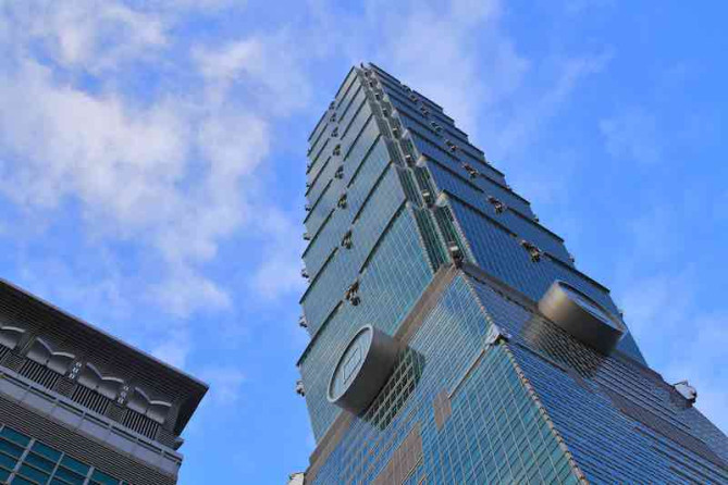 空へ向かって聳える台北101