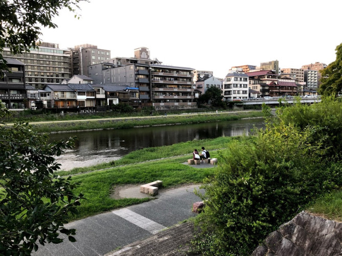 京都 鴨川の楽しみ方をご紹介 夏の納涼床でおすすめのお店 アニメの聖地鴨川デルタも