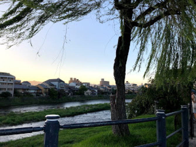 京都 鴨川の楽しみ方をご紹介 夏の納涼床でおすすめのお店 アニメの聖地鴨川デルタも