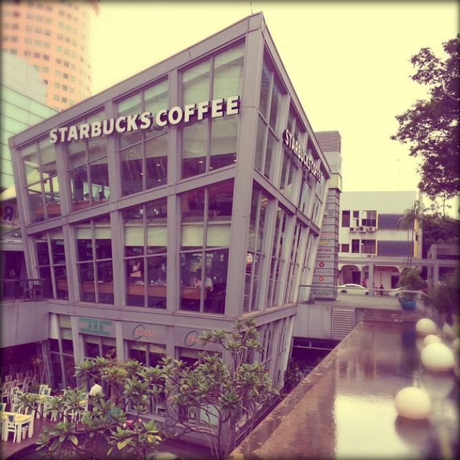 ガラス張りのユナイテッドスクエア店