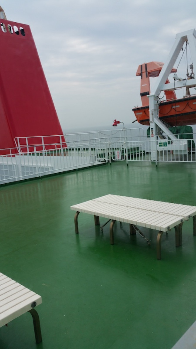 デッキに出て海を眺めるのもオススメ