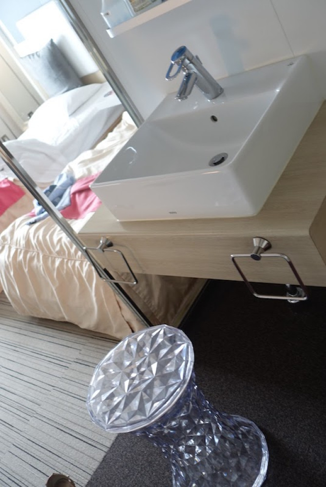 洗面台にはクリアスツール付き