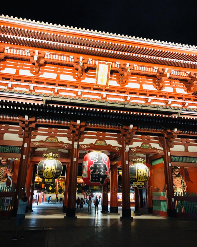 夜の本堂はライトアップが綺麗