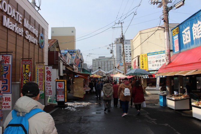 観光客でにぎわう函館朝市