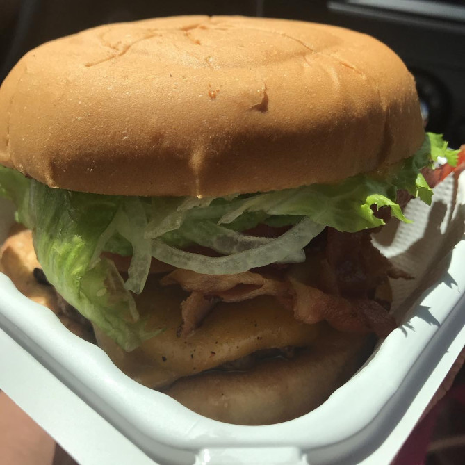 ボリューム満点のテディーズビガーバーガー