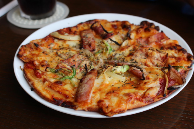 手作りの焼きたてピザ