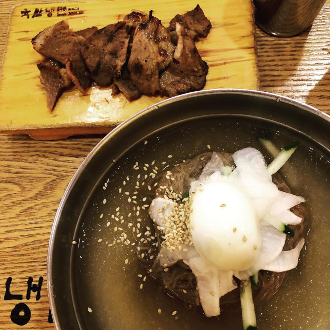 香ばしい炭火焼カルビと冷麺の最強コンボ