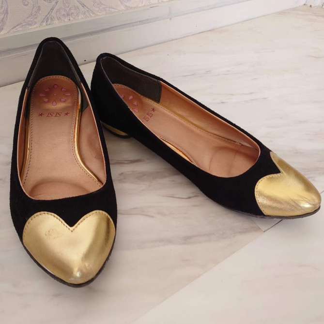 スエード素材のペタンコシューズ