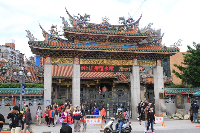 歴史的建造物に電光掲示板が組み込まれた自由な門