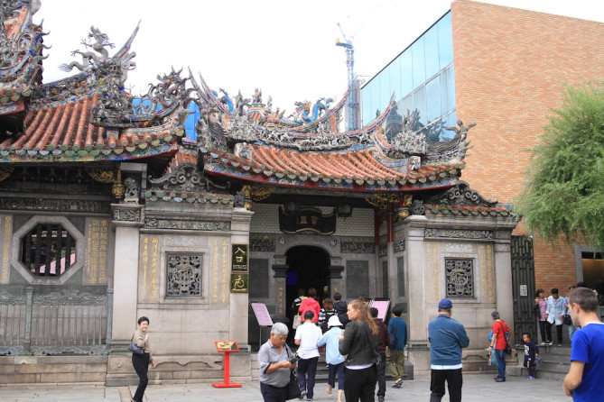 正面向かって右の入口