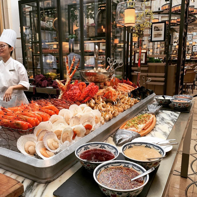 シーフードも豊富なコロニーのビュッフェ