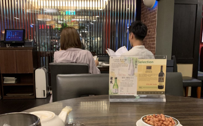 店内-遅い時間はなぜかカップルが多いのです。