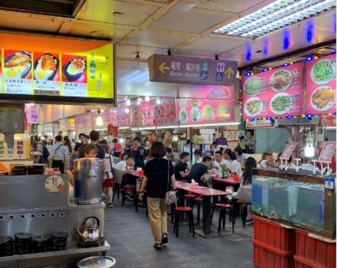 遠くからでもメニューが見えるので食べたいと思ったものがある店へ