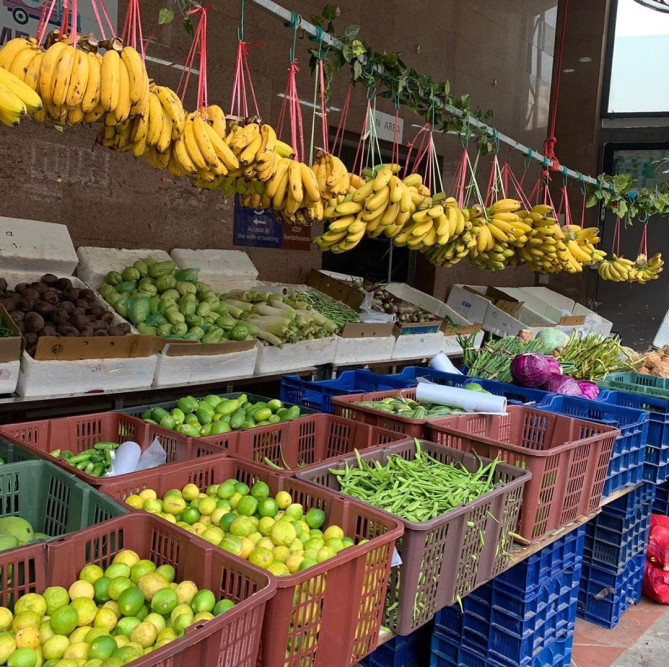 路地裏には野菜を売る店がたくさん