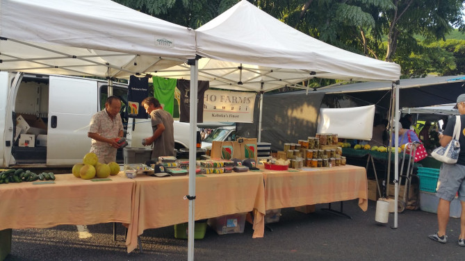 -Ho Farmsでは新鮮な野菜や果物、ピクルスなどを扱う